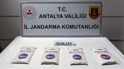 Antalya’nın Aksu ilçesinde jandarma ekiplerince düzenlenen uyuşturucu operasyonunda 1 kilo