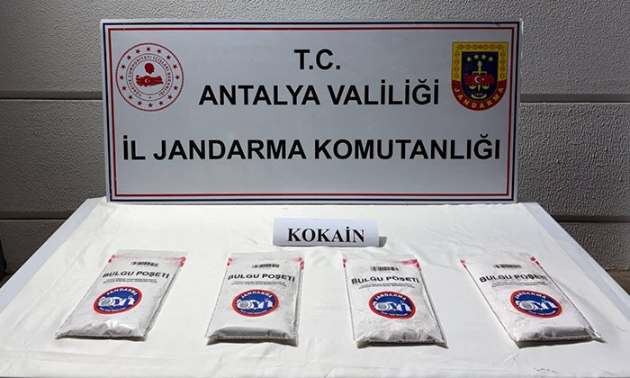 Antalya’nın Aksu ilçesinde jandarma ekiplerince düzenlenen uyuşturucu operasyonunda 1 kilo