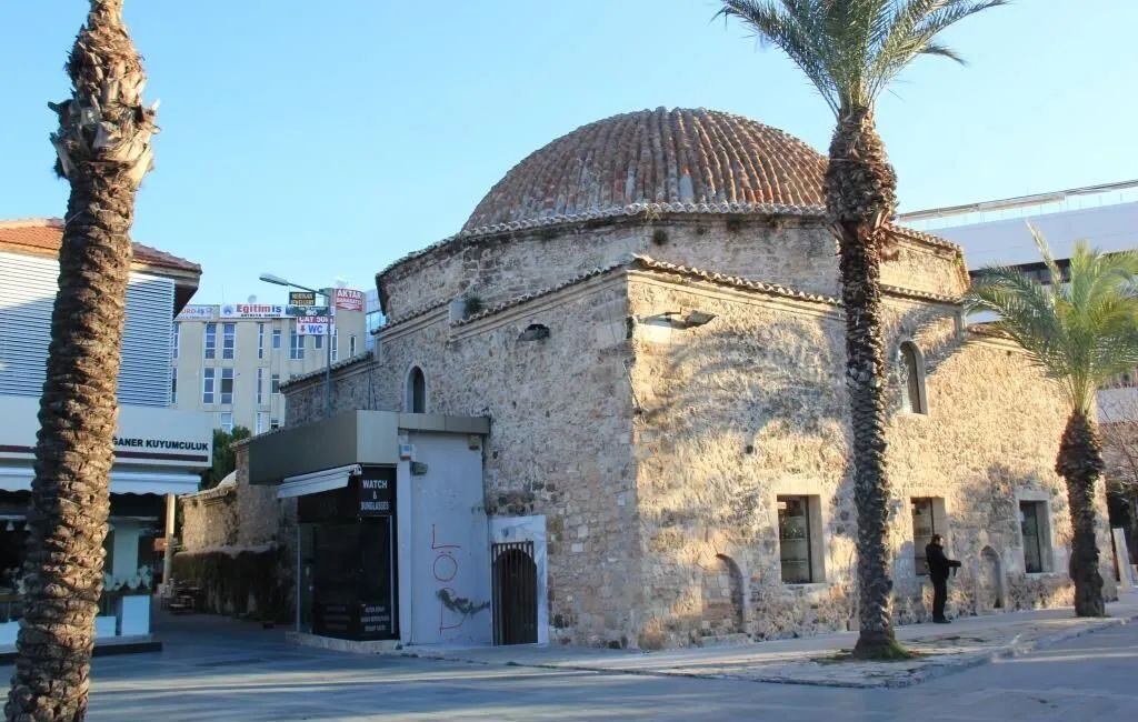 Antalya’nın çarşı bölgesinde yer alan Cumhuriyet (Çarşı / Arap) Hamamı,