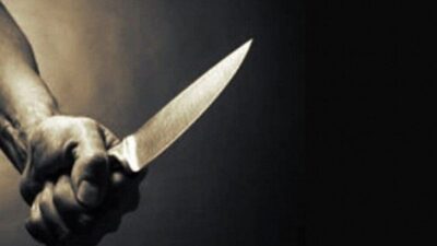 ANTALYA'da sahilde yürüyüş yapan Ali Orhan Onat (70), selamlarını almadığı