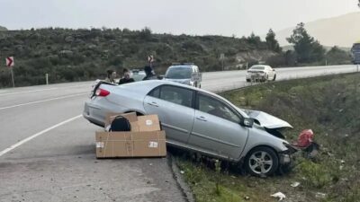 Antalya’nın Manavgat ilçesinde meydana gelen trafik kazasında tır ile otomobilin